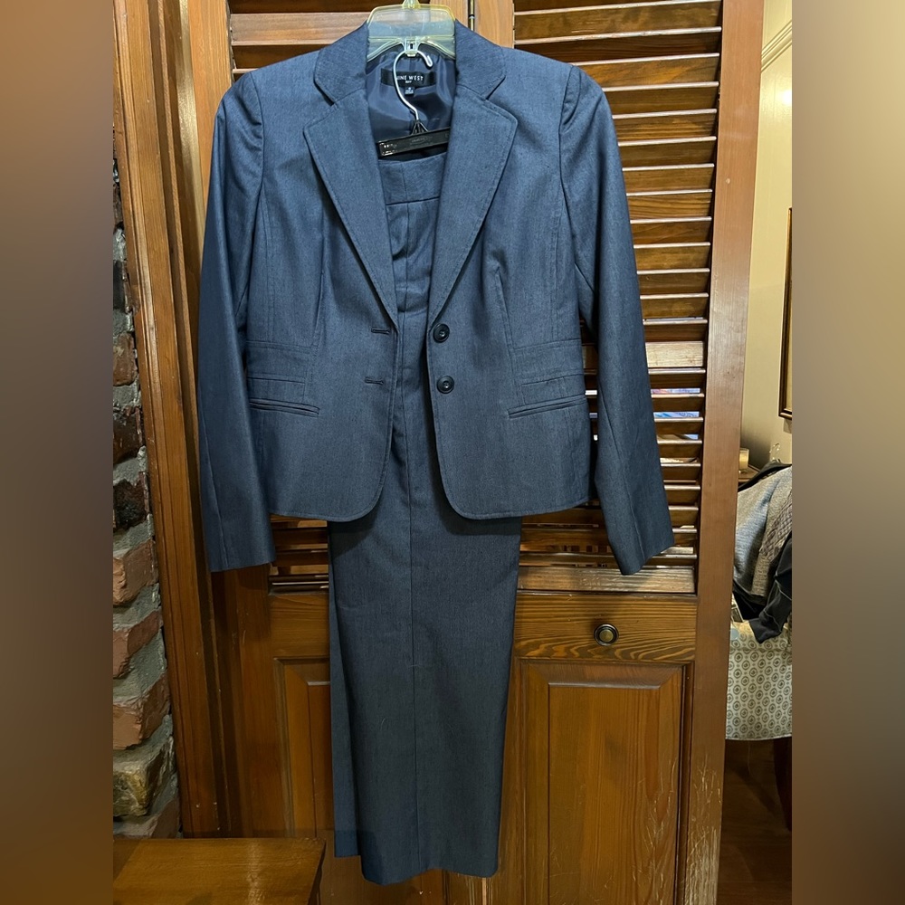 Women’s 2 piece Nine West pant Suit . Size 6